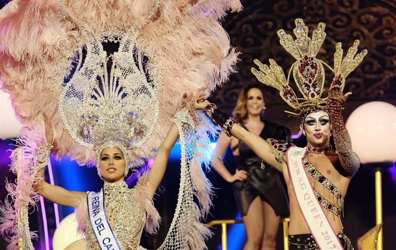 La Reina del Carnaval de Las Palmas, Ana Suárez, y el Drag Queen 2017, Drag Shetlas. EFE