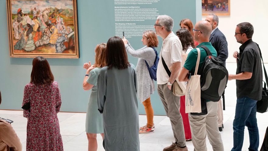 Visitantes observando la exposición 'Analogías. Arte vasco en la Colección BBVA'