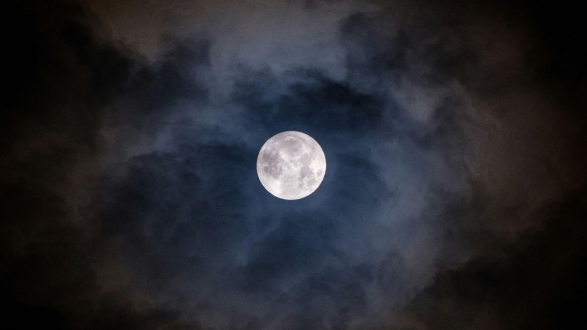 Los impactos de asteroides explican la acumulación de materiales escasos en determinadas regiones del satélite