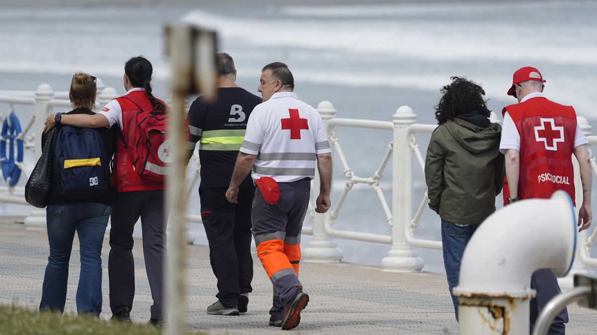 Los equipos de emergencias intensifican la búsqueda de un joven arrastrado por la corriente en la playa de Salinas (Asturias)