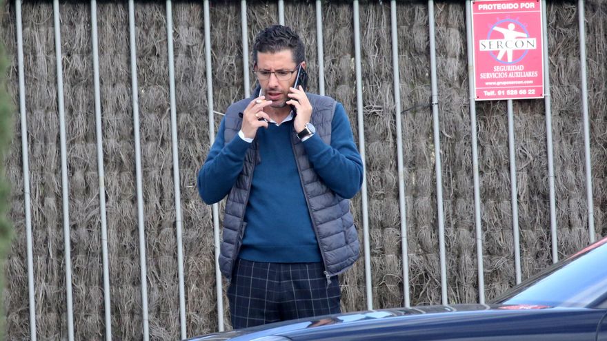 El comisionista Alberto Luceño antes de entrar en la comisaría para firmar, a 4 de mayo de 2022