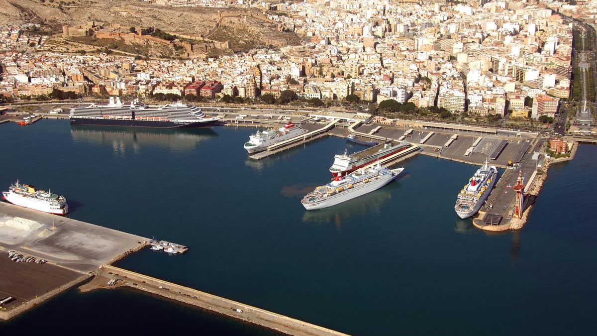 Archivo - Vista aérea del puerto de Almería en una imagen de archivo