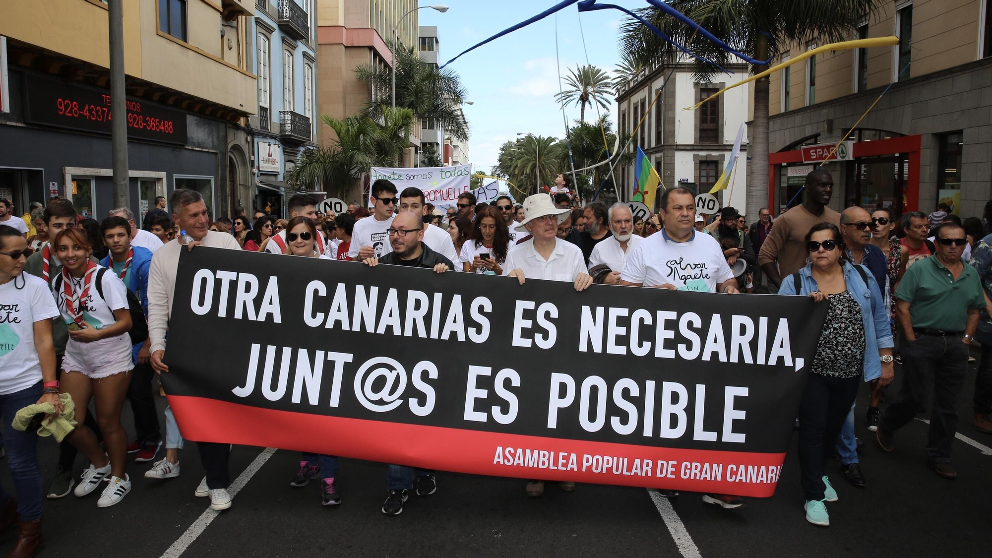 Pancarta con el lema 'Otra Canarias es necesaria'.