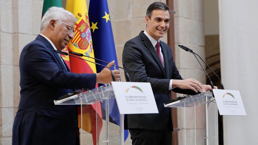 El primer ministro de Portugal, Antonio Costa (i) y el presidente del Gobierno, Pedro Sánchez (d), comparecen en rueda de prensa, en la XXXI Cumbre Hispano-Portuguesa, a 28 de octubre de 2021, en Trujillo, Cáceres, Extremadura (España).