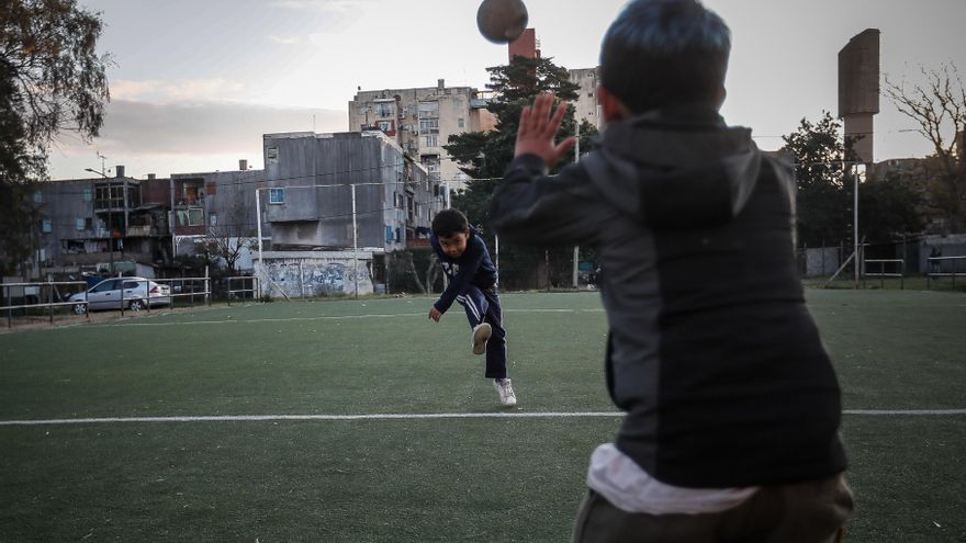 Dos niños juegan al fútbol, en una imagen de archivo. EFE/Juan Ignacio Roncoroni
