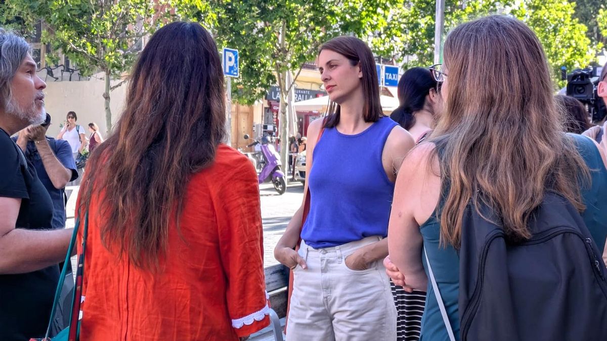 Rita Maestre esta mañana con Alejandra Pérez, de la AFA del colegio Nuestra Señora de la Paloma