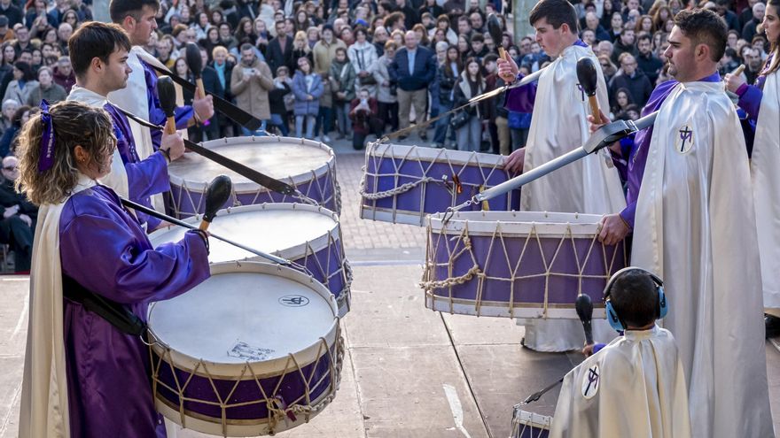 Bandas de tambores desfilan en Logroño para "calentar motores" antes de Semana Santa