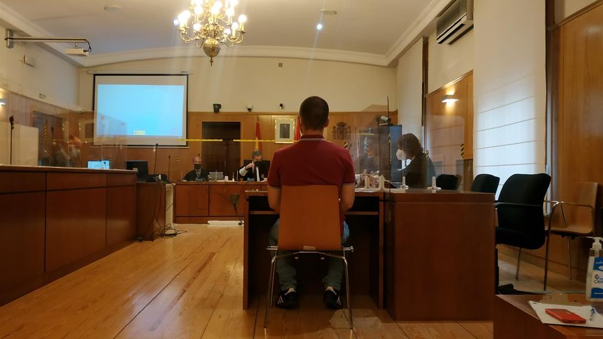 El acusado de dañar la estatua de Colón y robar en la sede de Democracia Nacional durante el juicio en la Audiencia de Valladolid.