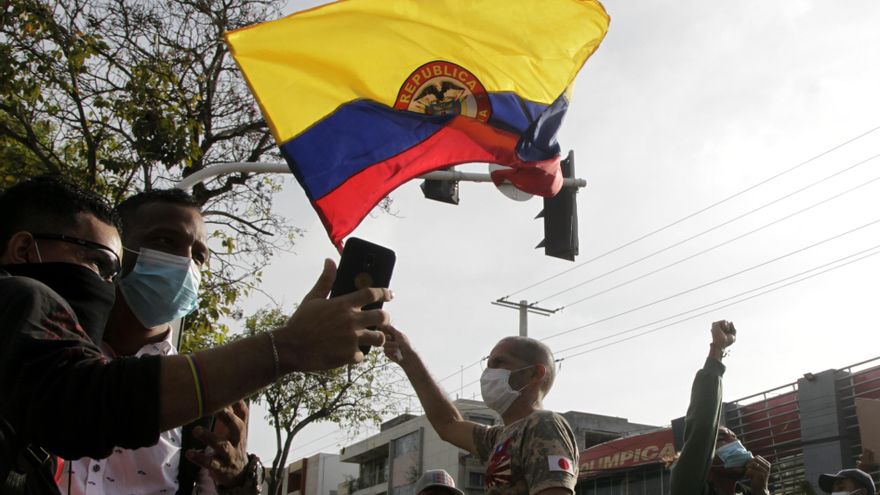 Manifestantes derriban una estatua de Colón en la ciudad colombiana de Barranquilla
