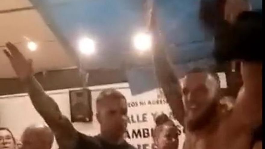 Un grupo de neonazis agrede y realiza el saludo fascista en la caseta del Sindicato de Estudiantes de la Feria de Málaga