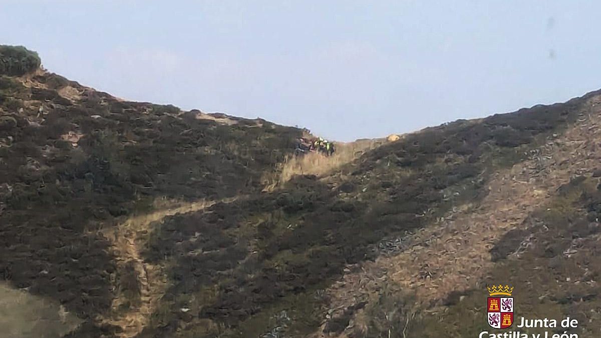 En el medio de la imagen se ve el operativo de rescate en el Catoute de una voluntaria contra el fuego