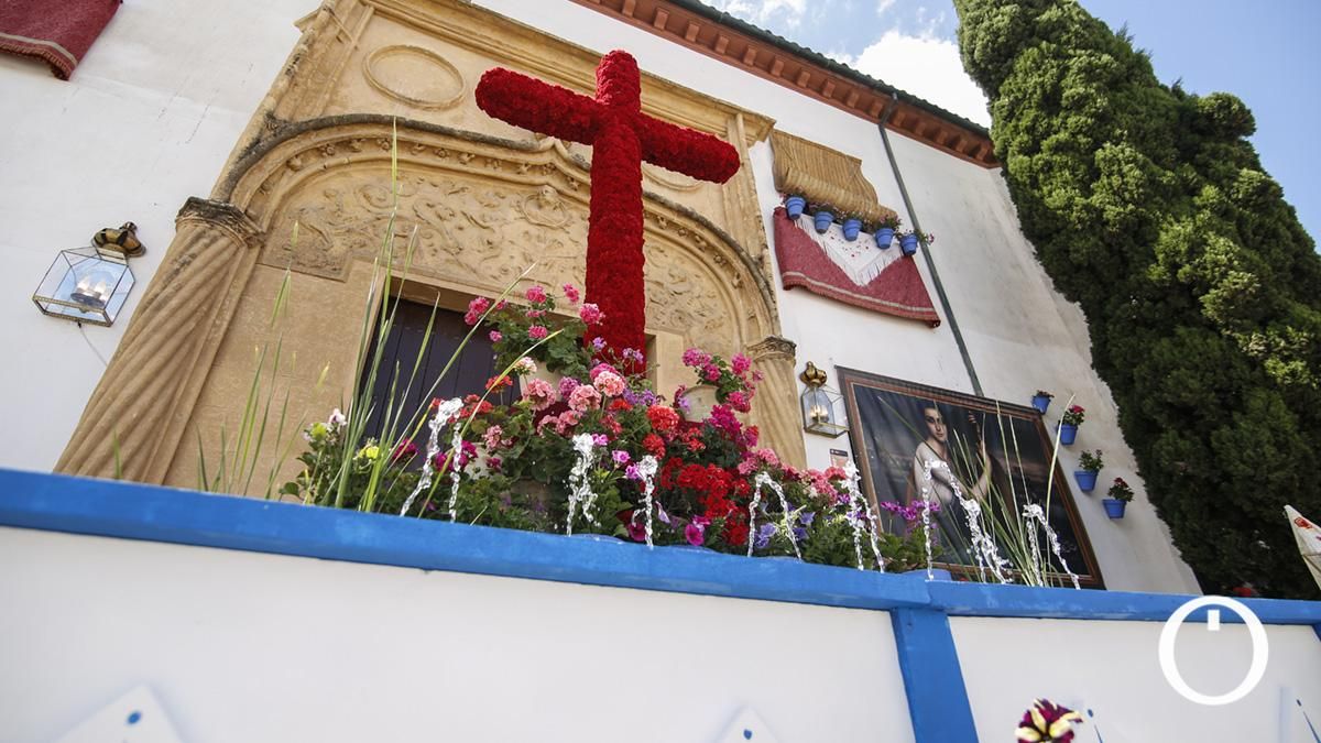Cruz de mayo de la Hermandad de la Paz en la Cuesta del Bailio
