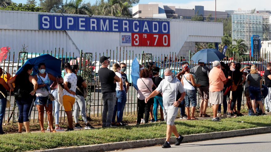 Los supermercados cubanos llenan sus estantes para quienes pagan con divisas