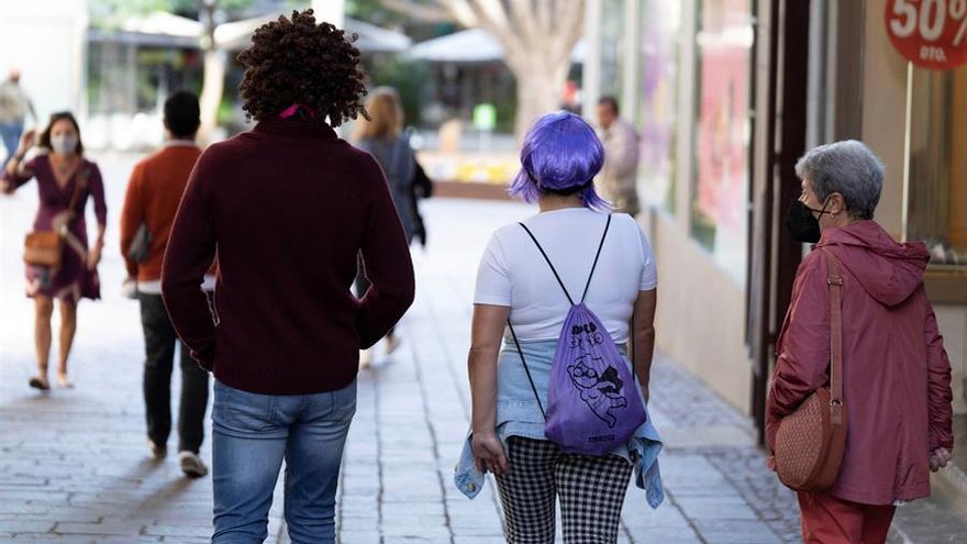 Ciudadanos de Santa Cruz de Tenerife, siguiendo la iniciativa #YoMeMandoLaPeluca