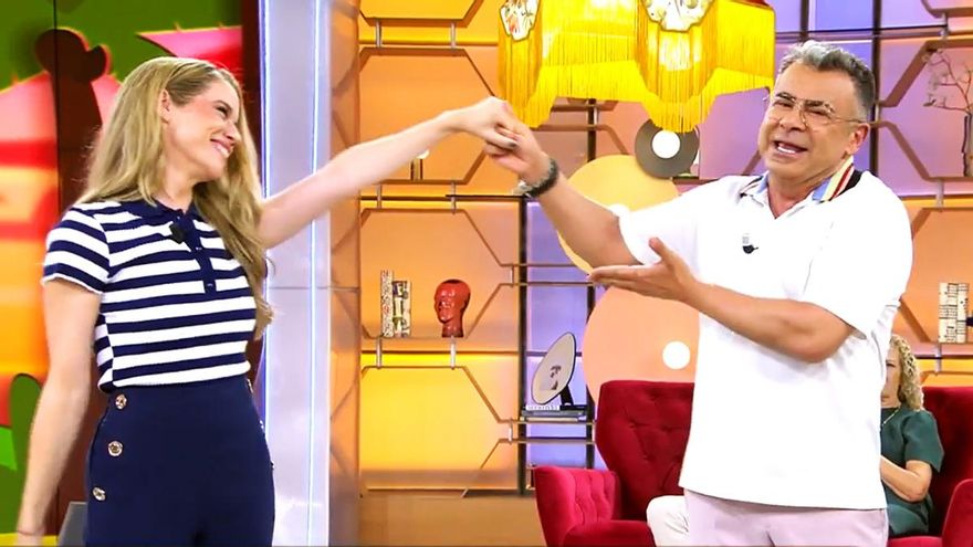 Jorge Javier cedió su 'Diario' a Cristina Lasvignes y le entregó el "talismán" del programa para resistir al verano