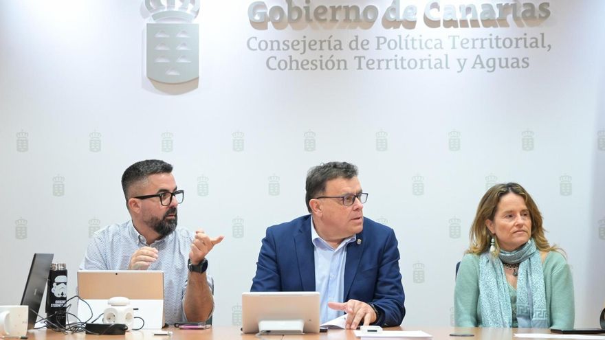 El director general de Ordenación del Territorio y Cohesión Territorial, Onán Cruz (i),  y el consejero de Política Territorial, Cohesión Territorial y Aguas del Gobierno de Canarias, Manuel Miranda Medina.