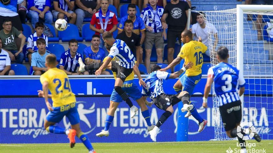 La UD Las Palmas logra un valioso punto en Mendizorroza