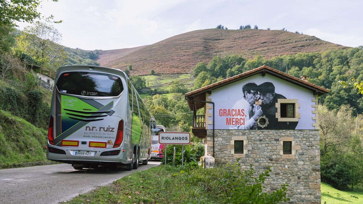Autobuses de los descendientes franceses de los pasiegos emigrantes llegando al pueblo de Riolangos.