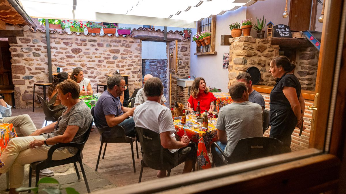 Irene Sobrón charla con los clientes en su restaurante