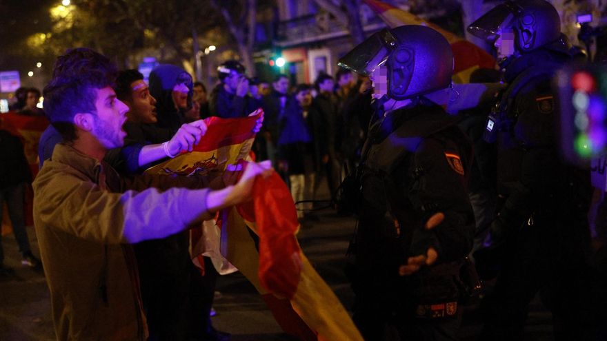 El PSOE pide que se retire la acreditación en el Congreso a los "pseudomedios" que convocaron la Nochevieja ultra en Ferraz