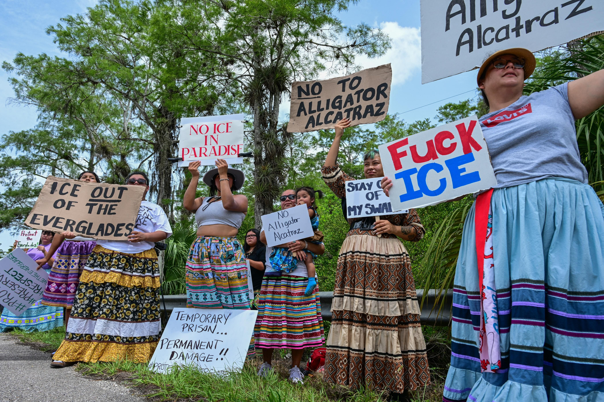 Manifestantes protestan contra un centro de detención para inmigrantes, denominado "Alligator Alcatraz", en los Everglades, cerca de Ochopee, Florida, el 28 de junio de 2025.