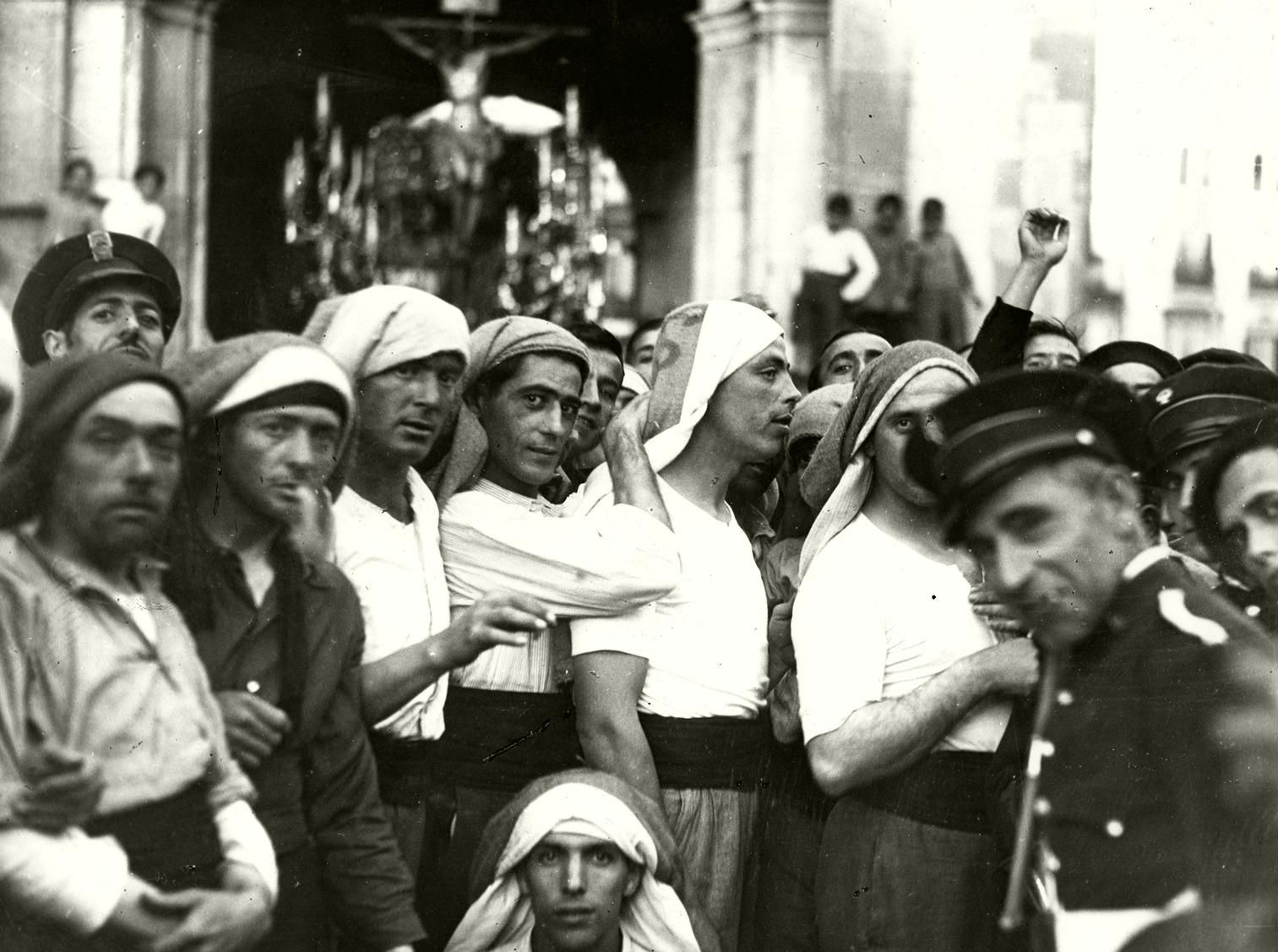 Costaleros y guardias de asalto en una Semana Santa durante la II República.