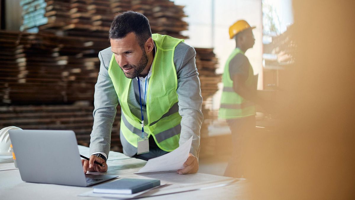 Un trabajador con el ordenador