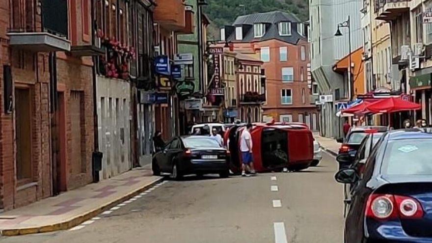 Vista de la posición en la que quedó el turismo.