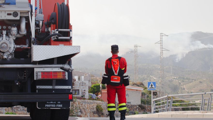 Un soldado de la UME espera en un punto de recarga de agua en Arico