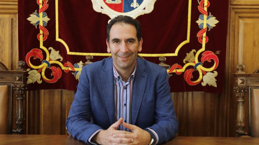 El alcalde de Palencia, Mario Simón, sentado en el Salón de Plenos del Ayuntamiento.