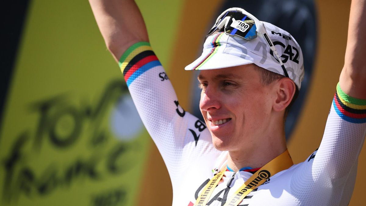 Tadej Pogacar tras haber conseguido la victoria en la etapa 4 del Tour de Francia 2024, su número 100.