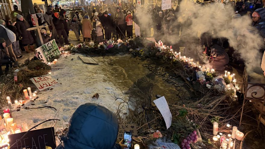 "¡Di su nombre, Alex Pretti; di su nombre, Alex Pretti!": la vigilia a -22ºC por el último asesinado en Minneapolis a manos de agentes federales