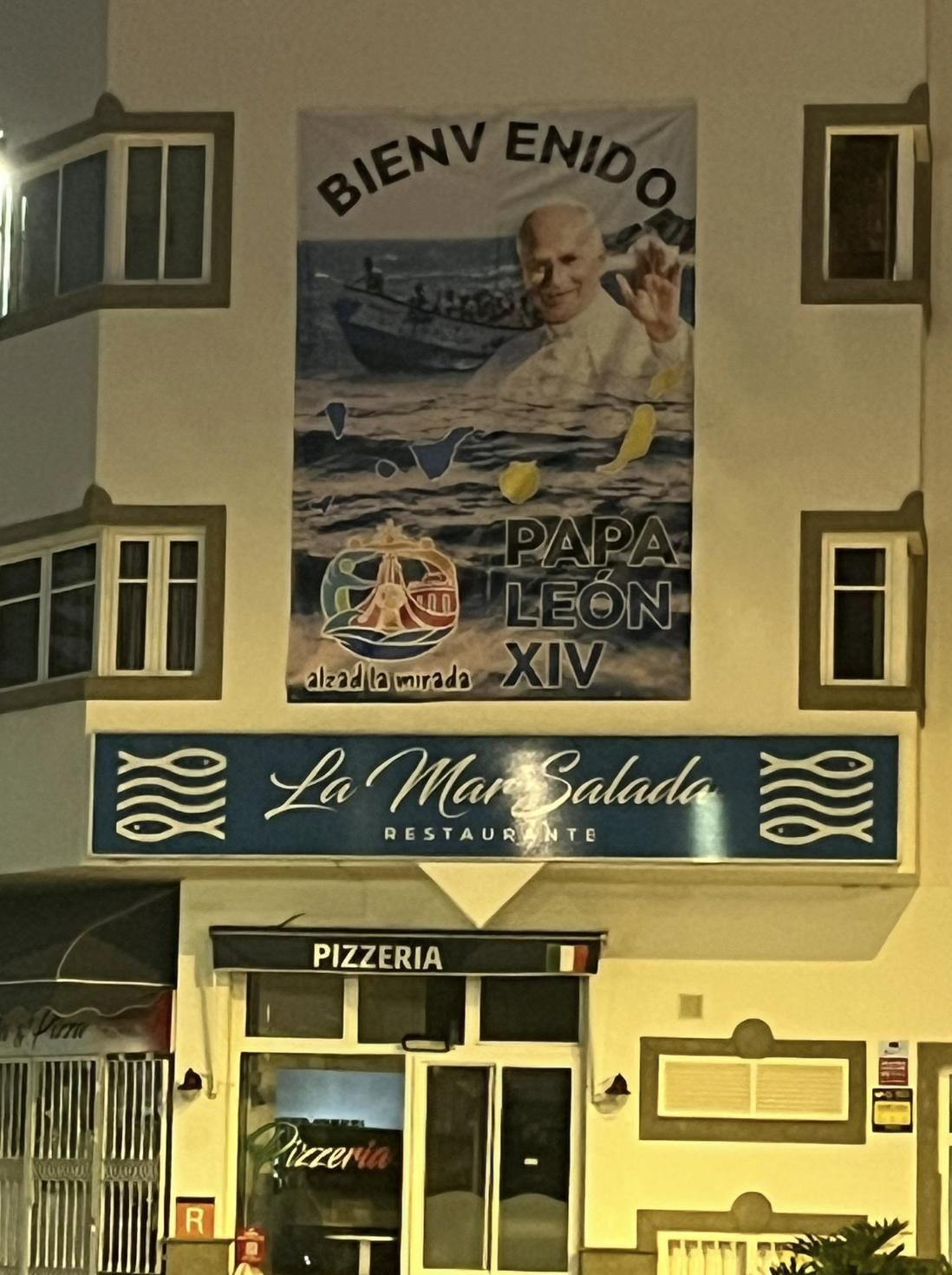 Fachada de la pizzería La Mar Salada, este martes por la noche.