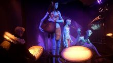 Vista de una de las piezas expuestas en la exposición "Avatar: Descubriendo Pandora" en el centro Andrassy en Budapest (Hungría), este martes. La exposición recoge objetos de la película del director canadiense James Cameron "Avatar".