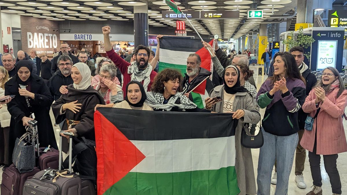 Varias estudiantes gazatíes, a su llegada al aeropuerto de Barajas.