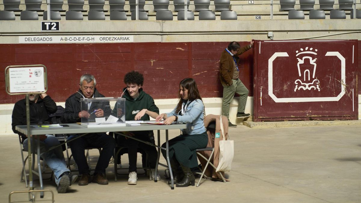 Elecciones del 21A en la plaza de toros de Vitoria-Gasteiz