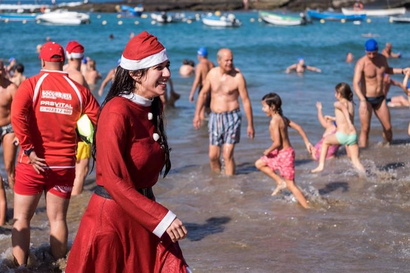Chapuzón en Las Canteras (EFE|ÁNGEL MEDINA G.)