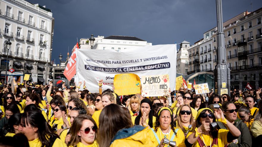 Decenas de personas durante una concentración de profesores del ciclo de Educación Infantil (0-3), a 7 de mayo de 2026 en Madrid (España).