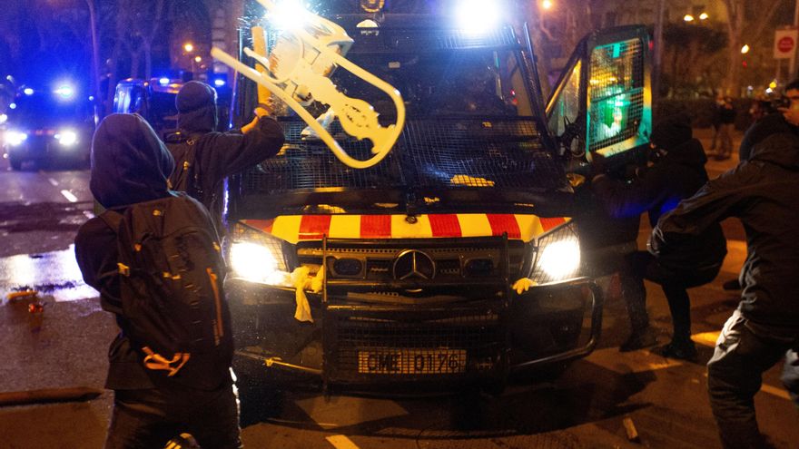Varios manifestantes lanzan objetos a un vehículo de los cuerpos antidisturbios tras la manifestación de protesta por la detención del rapero Pablo Hasel, en Barcelona. EFE/Enric Fontcuberta