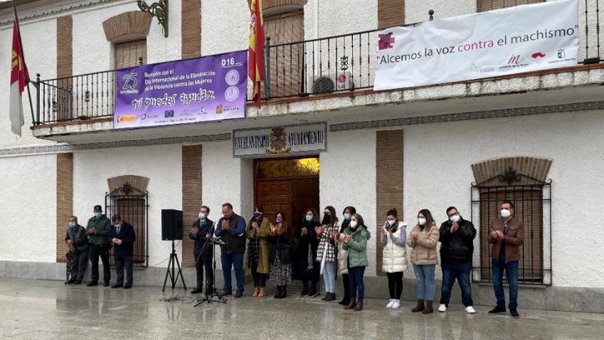 Concentración de repulsa en Burujón por el asesinato machista de Isabel en Maqueda