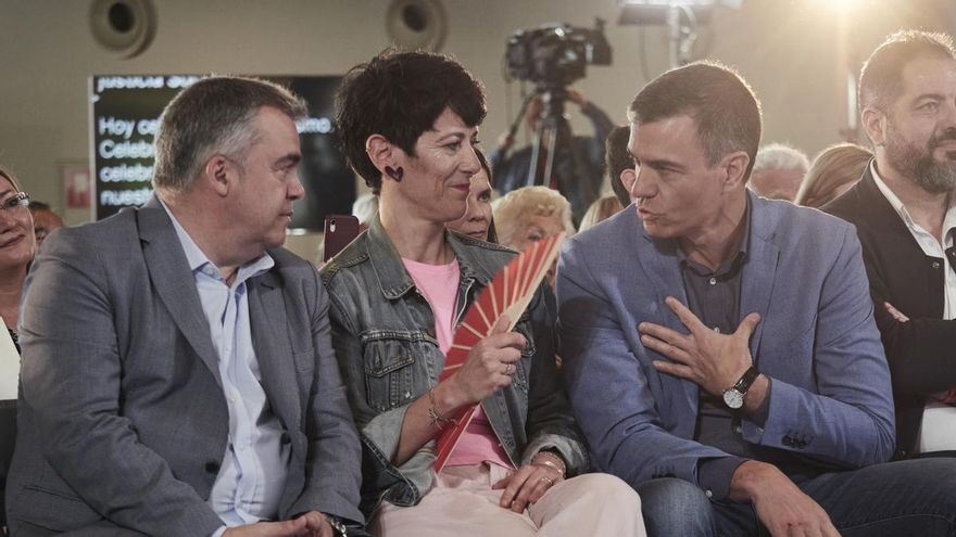 Pedro Sánchez junto a Elma Saiz y a Santos Cerdán en abril de 2023. Europa Press