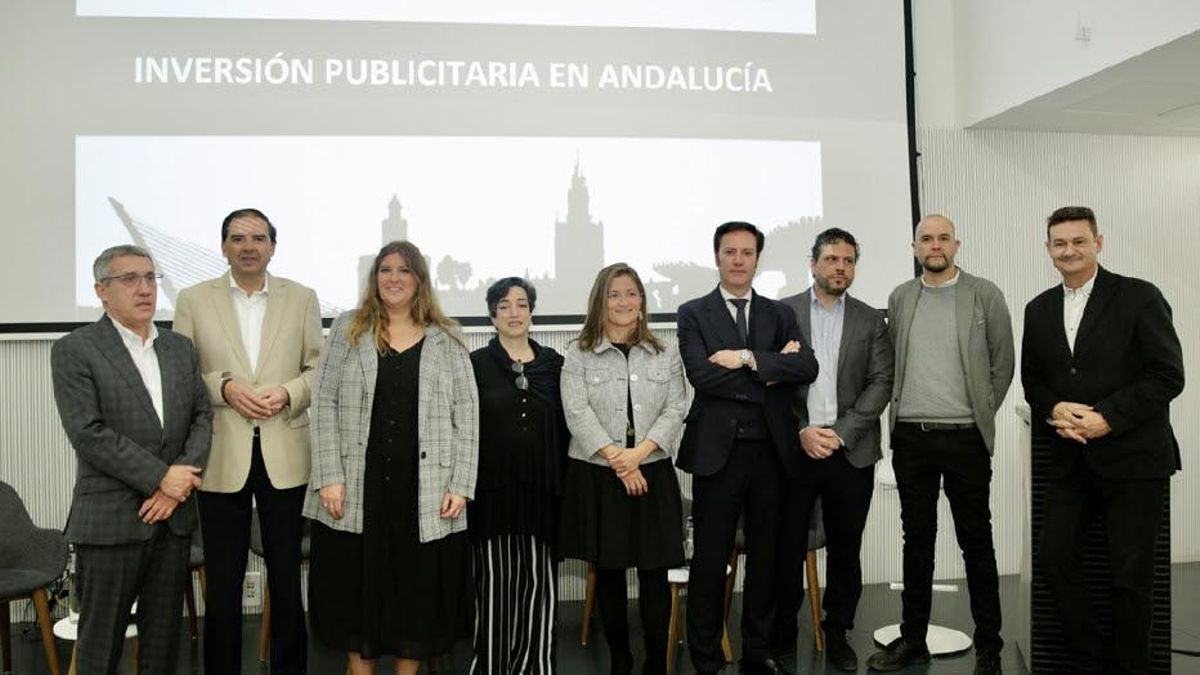 De izquierda a derecha Pedro Villa (InfoAdex), Juan Vargas (Canal Sur), Ana Román (Puerto de Indias), Elia Méndez (La Fede), Patricia Sánchez (InfoAdex), Salvador Toscano (AEPS), Mario Blanco (NF Media),