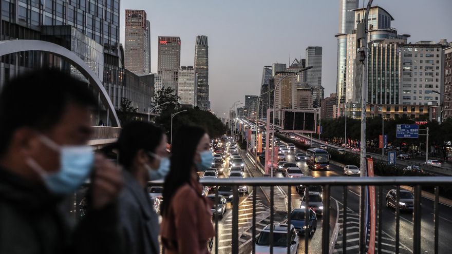 Vista de los coches que pasan por debajo de un puente peatonal en Pekín, China.EFE/EPA/ WU HONG