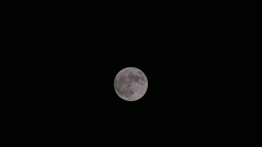 La superluna azul, vista la pasada madrugada desde la localidad de Ayacata, en Gran Canaria