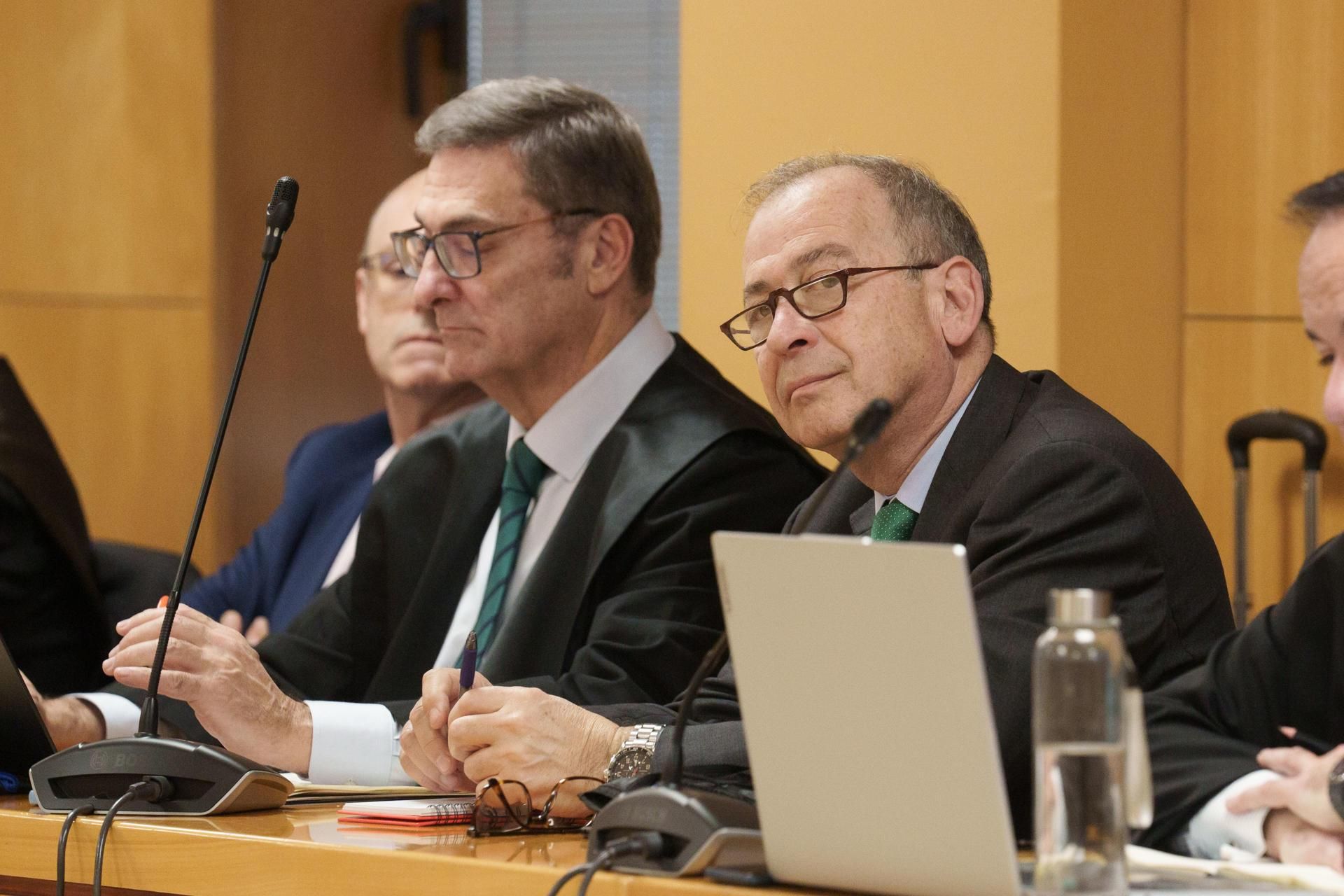 El general retirado de la Guardia Civil Francisco Espinosa Nava (d) durante el juicio que se sigue contra él y otros dos acusados en el llamado caso Mediador, este jueves en la Audiencia de Santa Cruz de Tenerife. 