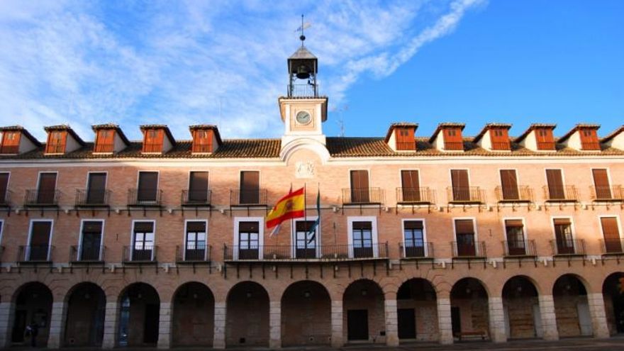 El juez instructor avala iniciar juicio oral contra la exalcaldesa del PP de Ocaña y su marido por presunta malversación