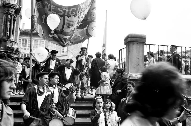 Cuadrilla Los Desiguales en la hornacina de la Virgen Blanca en 1960