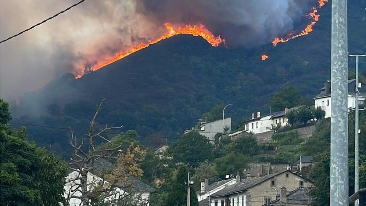El incendio de Caboalles mejora durante la noche y deja de amenazar a las viviendas, pero mantiene el nivel de gravedad