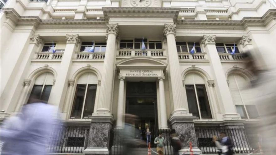 ¿La dolarización de Milei? El Gobierno habilita que los precios de bienes y servicios se muestren en moneda extranjera