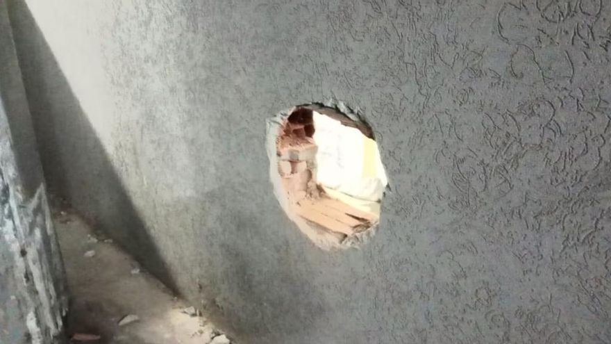Se fugaron 17 presos de una comisaría de la Ciudad: escaparon por un boquete que hicieron en una pared